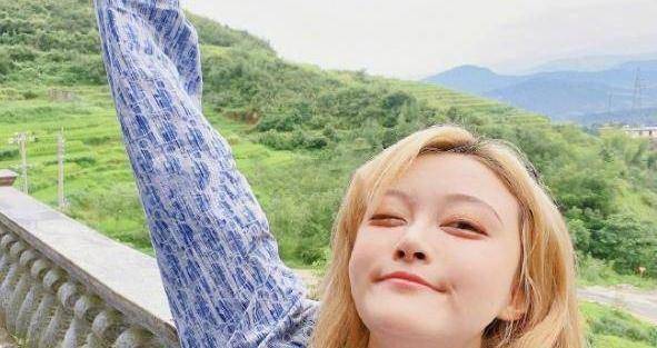 在拍摄这部戏时她的颜值确实很一般,皮肤比黄安仪还要黑,再配上蓝色的