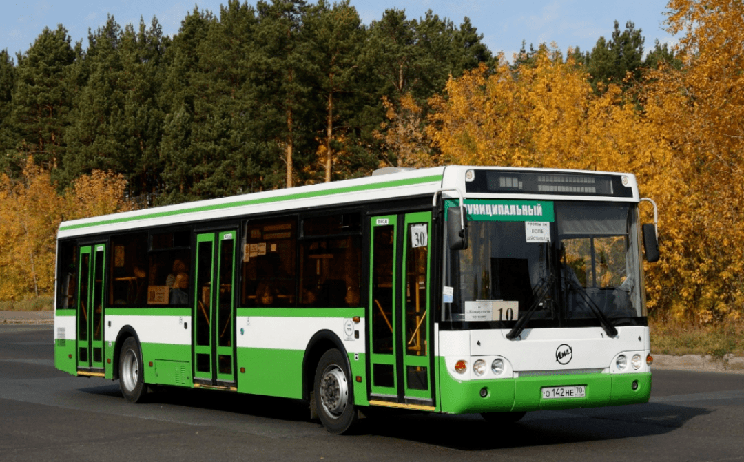 在俄罗斯坐公交是什么体验,惊吓?搞笑?_街道_公共汽车_城市