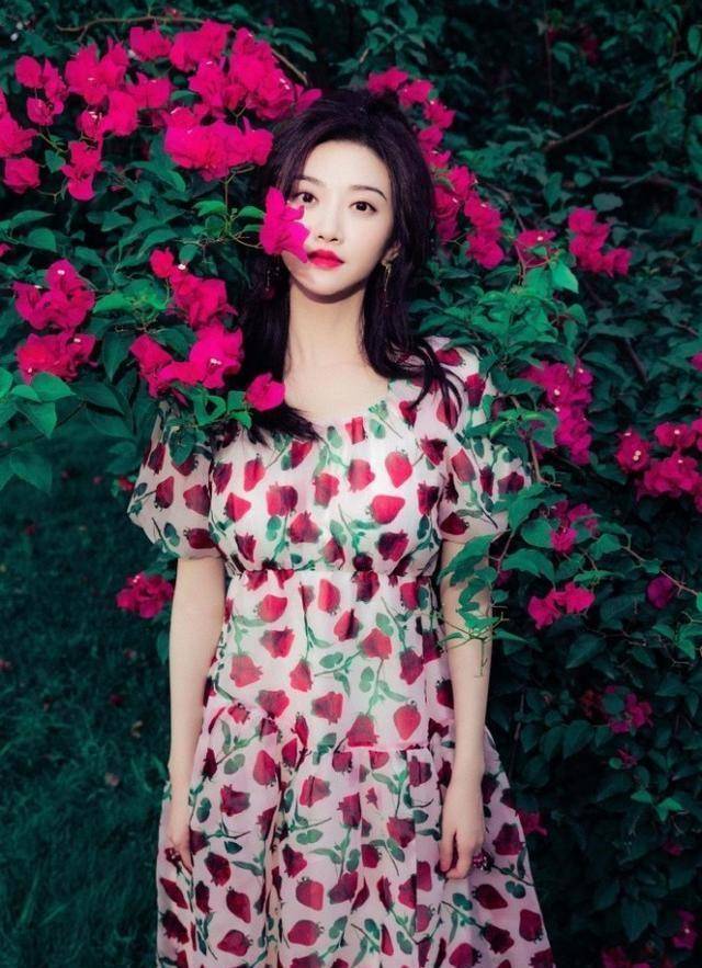 "张继科前女友"景甜,穿碎花裙甜美靓丽,站花丛中比花还要迷人_长裙