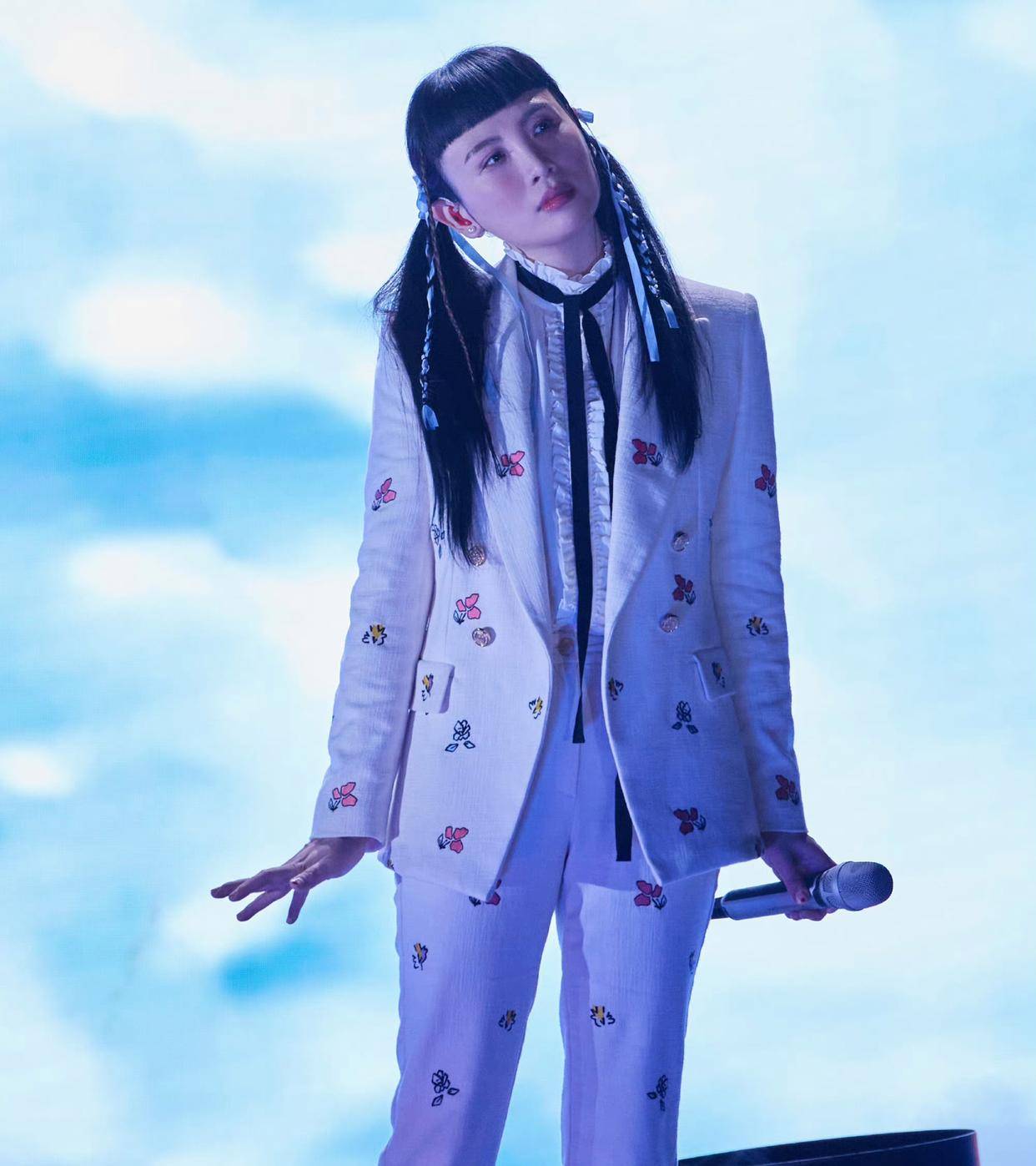 声生不息五公上半场,莫文蔚扎高马尾,潘越云清新,魏如萱双马尾_衣服