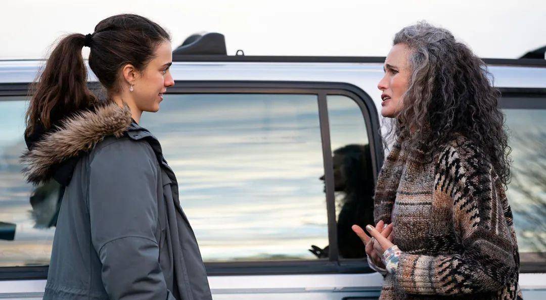 年轻的"香奈儿女孩"订婚了,爱情与事业一同收获_qualley_chanel_lorde