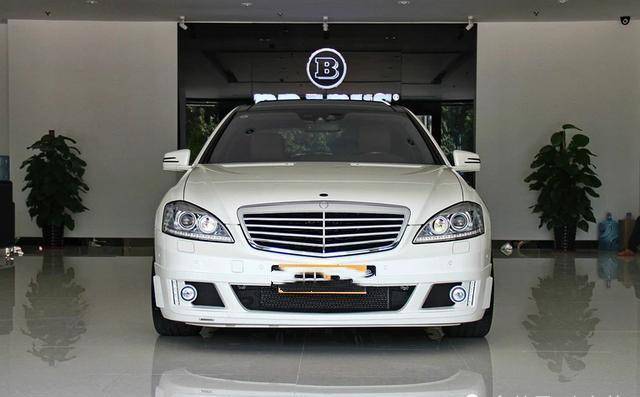 图中的这款车就是基于奔驰s级改装的13款"巴博斯s级50s 4m 4.7t".