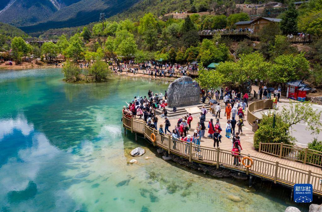 玉龙雪山景区开启夏日旅游季_游客_陈欣波_云南省