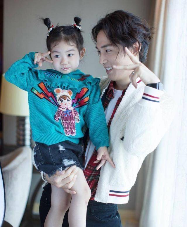 "看完戚薇夫妇养娃,你就会明白了_女儿_生活_东西