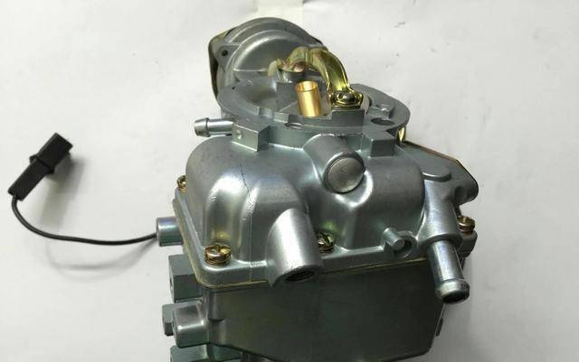 怠速不稳甚至熄火也并不少见,因为发动机不能主动对喷油量进行控制