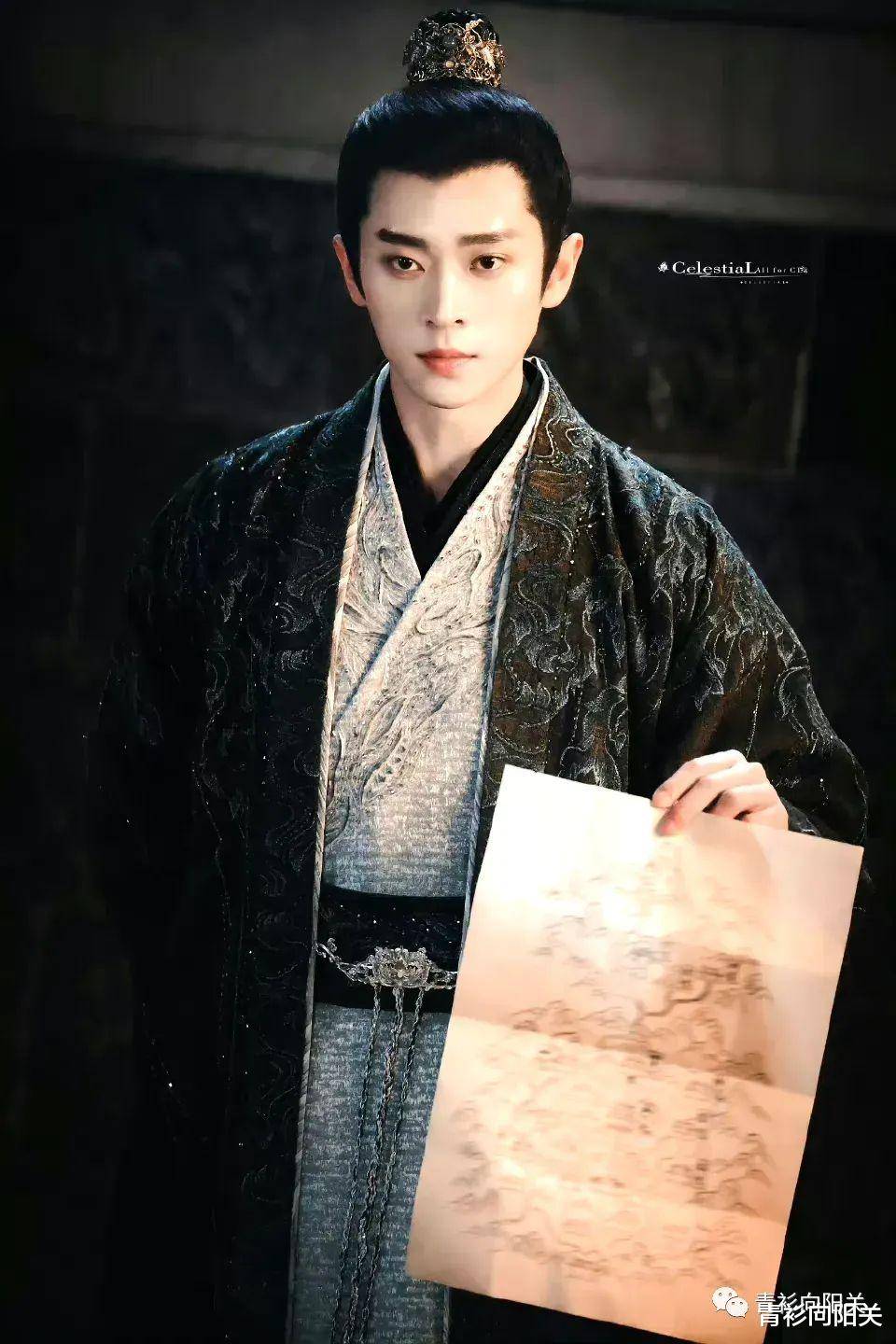 而对男性角色更是要求,站似一棵松,坐如一口钟,卧似一张弓.