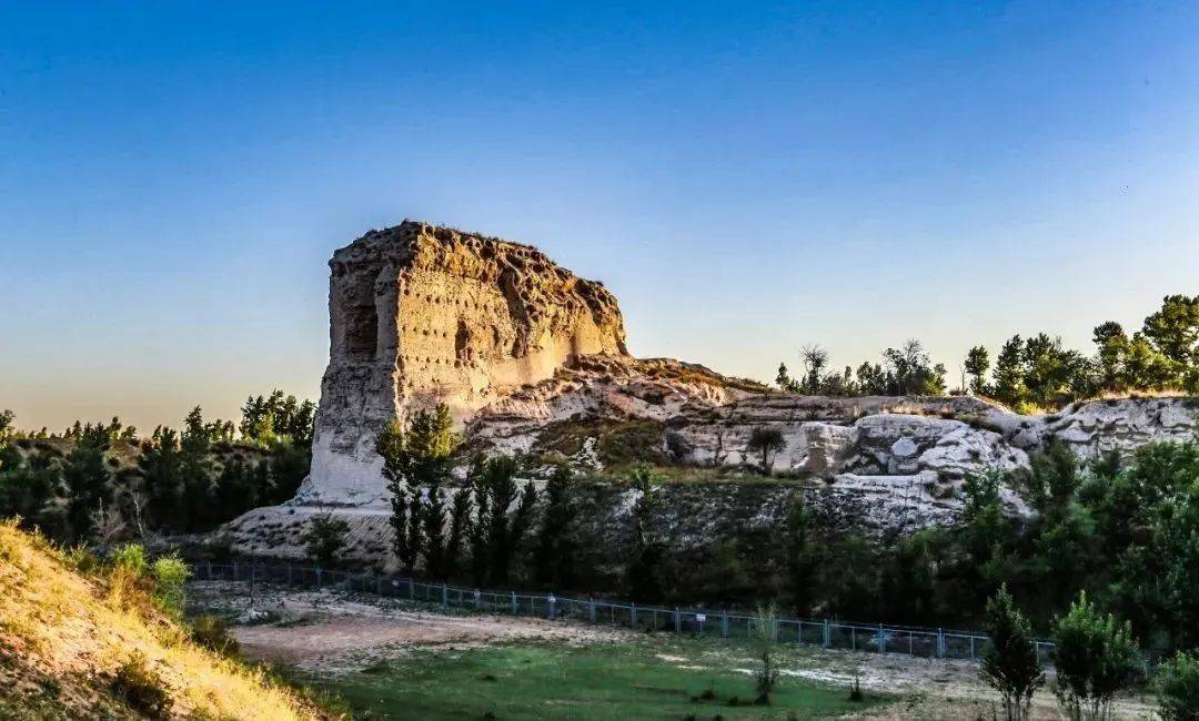 统万城遗址是赫连勃勃建立的大夏国都城遗址,也是匈奴族在人类历史