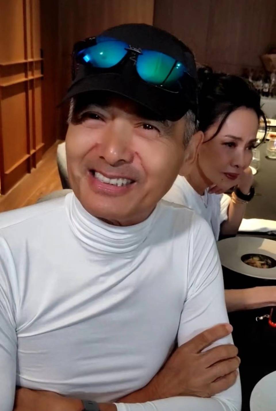 袁咏仪晒周润发生日现场,两人嘟嘴贴脸引发嫂不悦,其他人面露尴尬