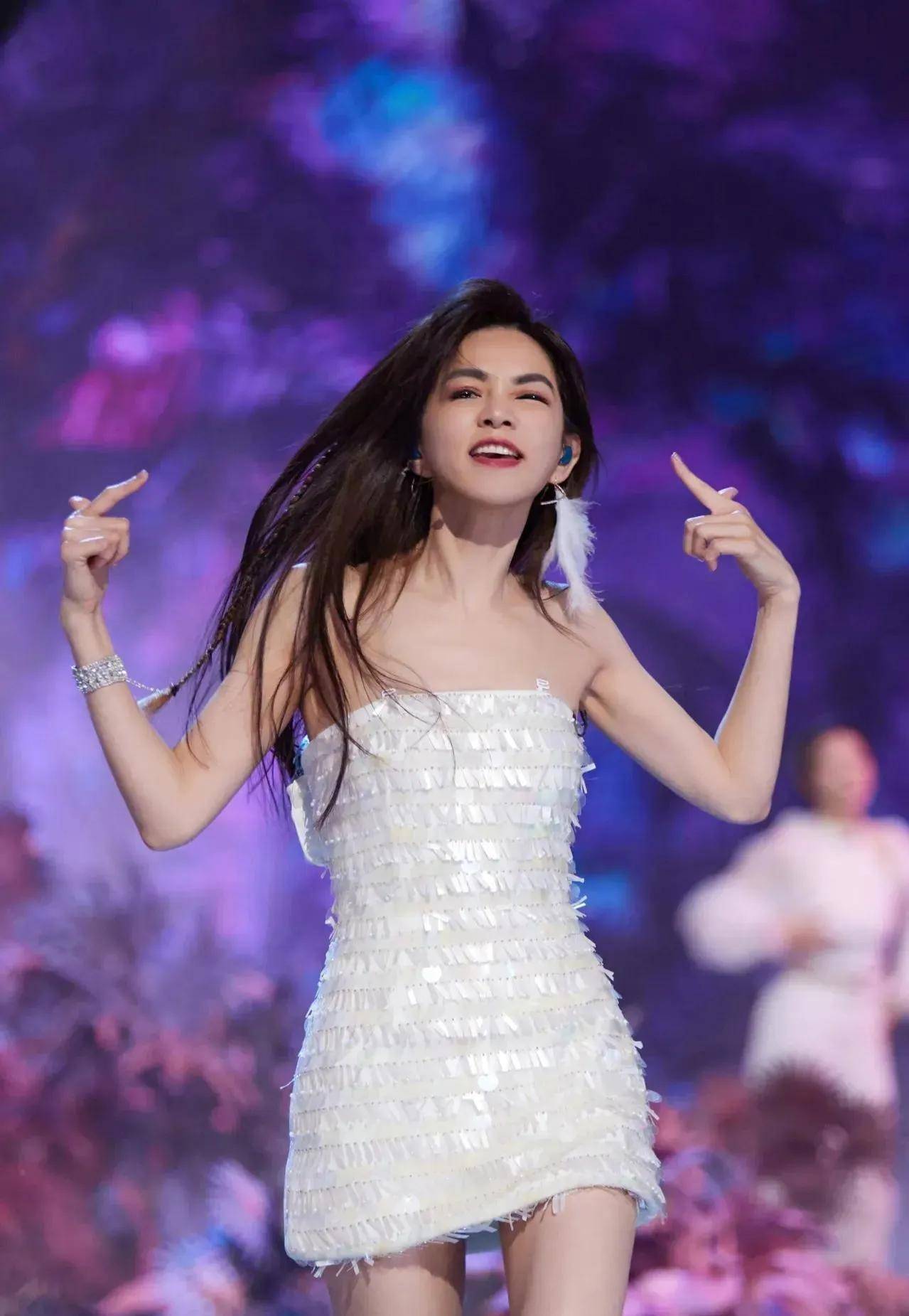 田馥甄眼红大热浪姐舞台的陈嘉桦,表示委屈试图洗白不良言论!