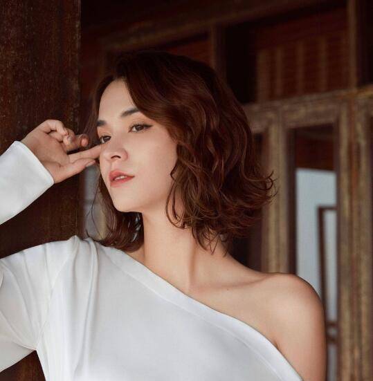 张榕容表示这个吻戏是靠后的时候拍的,当时演吻戏的俩个人都紧张,也都