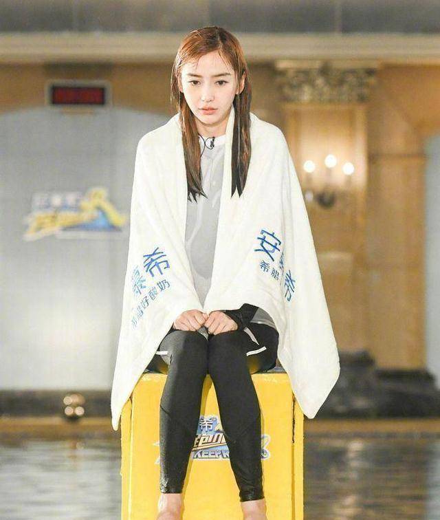 《奔跑吧》,杨颖再次选择不下水,多亏黄旭熙帮忙_名牌_节目_阶段