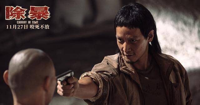 在《除暴》这部电影中,吴彦祖饰演大反派,悍匪张隼,戴着头套,持枪抢劫