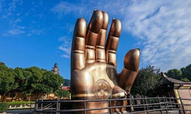 世界上的3大"神手",一个在沙漠中心,一个握着树,一个在中国_手掌_大佛