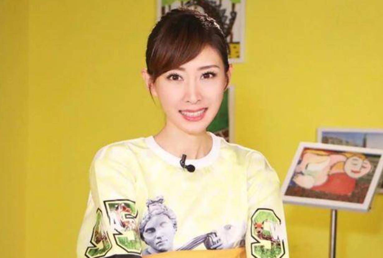 央视主播李霞消失多年露面,素颜皮肤黑,曾火出国拍时代周刊封面_娱乐