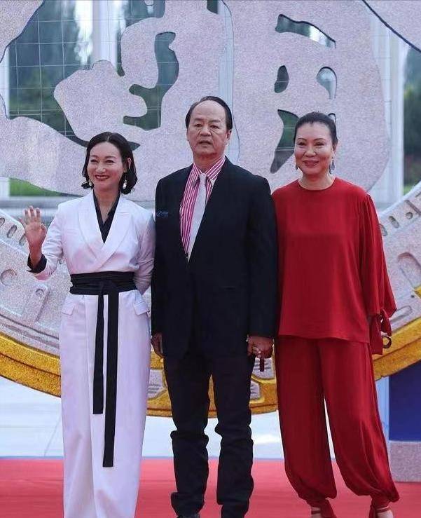 狄龙妻子曝光?衣冠楚楚,与惠英红同框_效果_时尚_元素