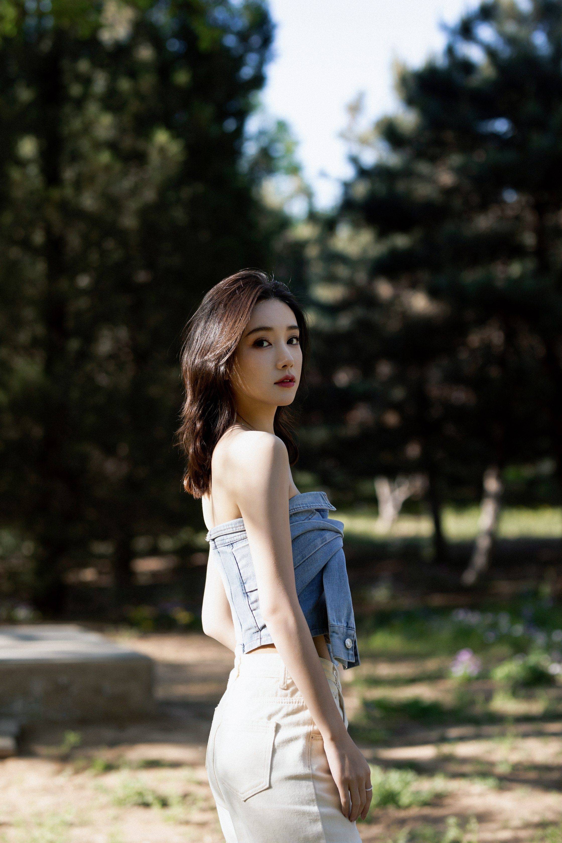 李沐宸抹胸装香肩性感写真_大气_白色_整体