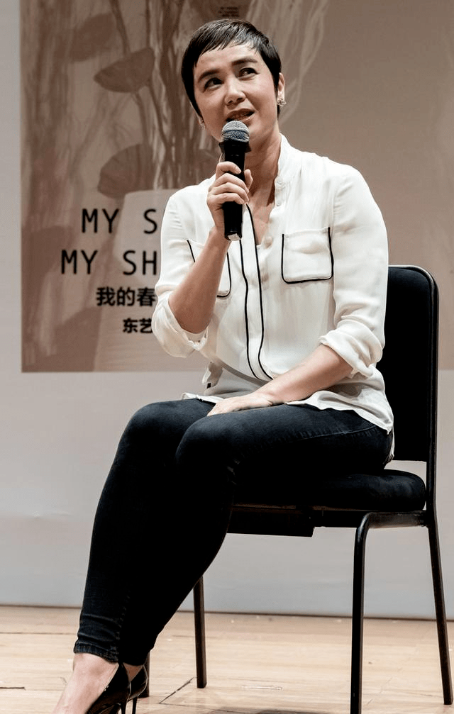 在公交车上偶遇蒋雯丽,肚腩凸出跟老妇人无异,而且脱鞋太不优雅_照片