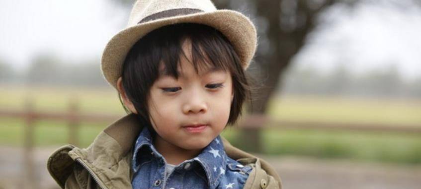 张亮的儿子张悦轩,继承了父亲的优秀基因,小小年纪就有着超级大长腿