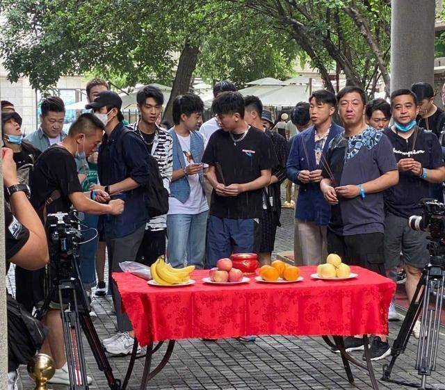 《德云斗笑社》:严敏出现录制现场,烧饼周九良尚九熙街头发旗_天津