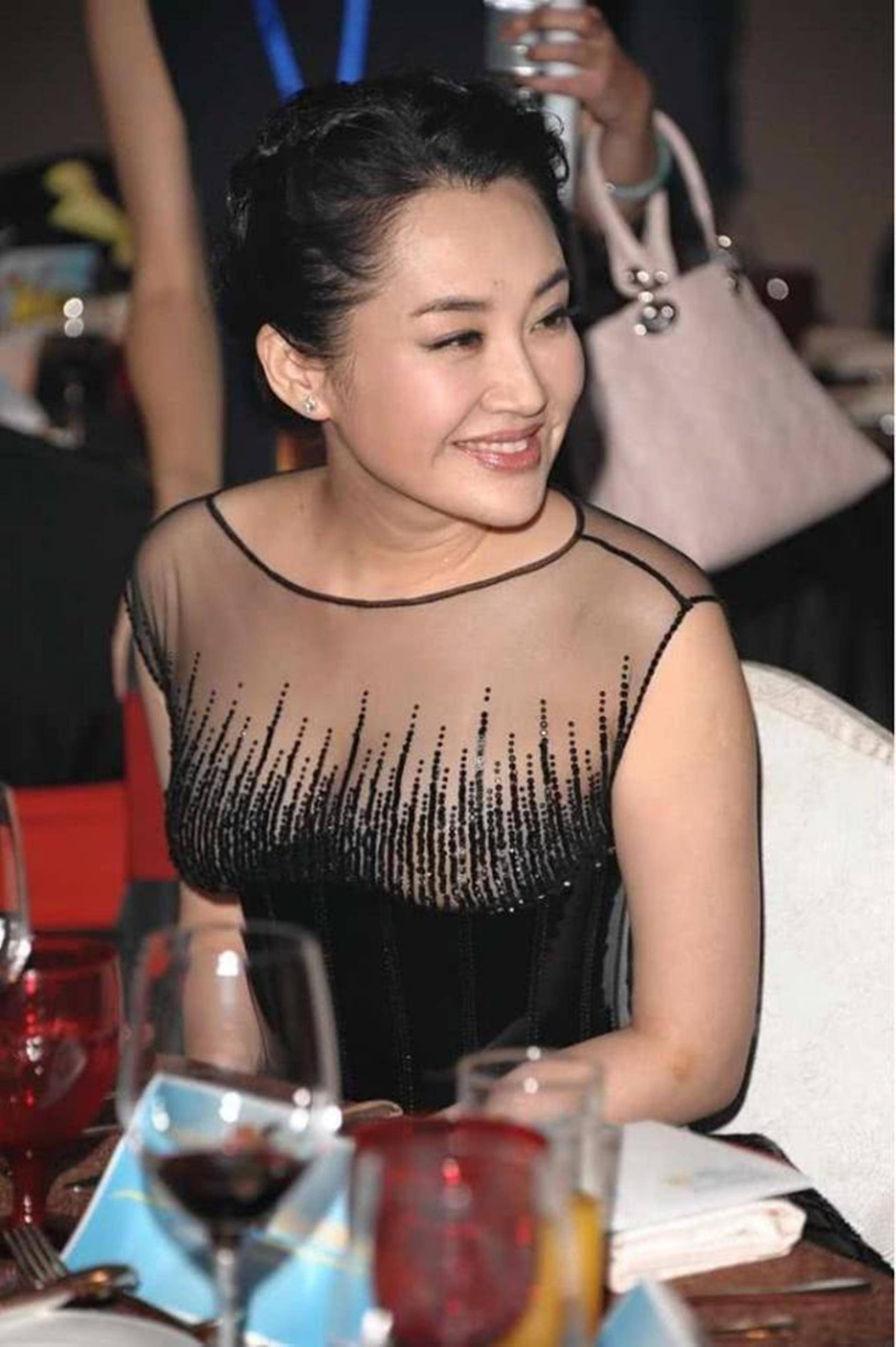 许晴为博眼球勒出巴掌腰,不料重点却是胸口处,网友:故意的吧!