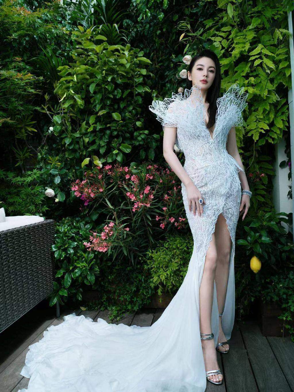 张雨绮身材天花板!穿深v礼服 露香肩美腿, 无惧展露很大胆!