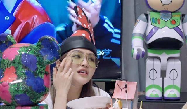 《潮流合伙人》拍大合照,周扬青凑到陈伟霆怀中,男方一脸的幸福_网友