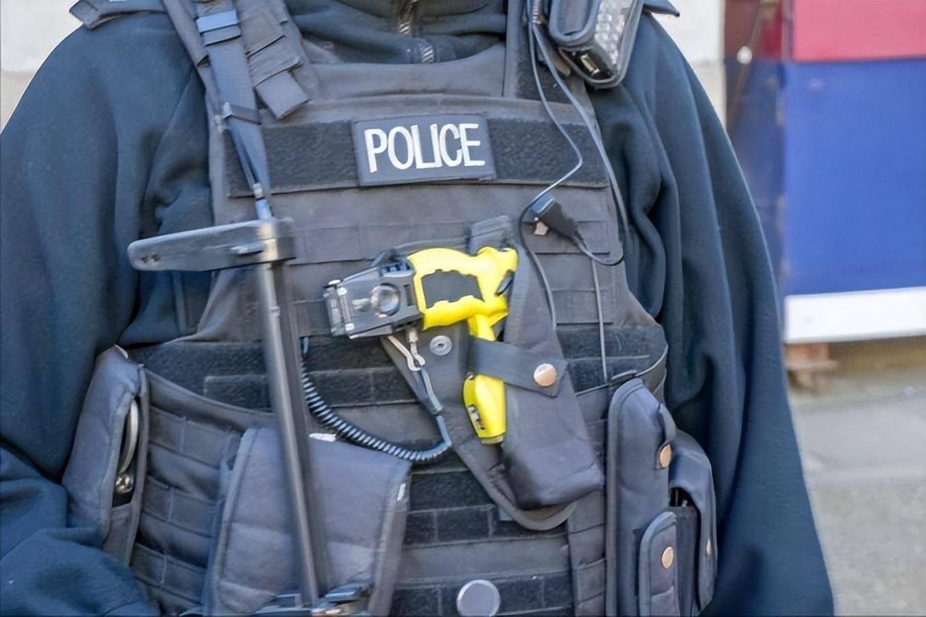 95岁老人持刀靠近,澳洲警察电击枪制服!