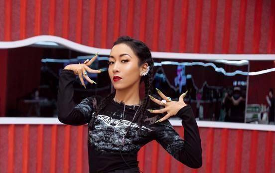 《shadow》是吉克隽逸一个人的节目吗?