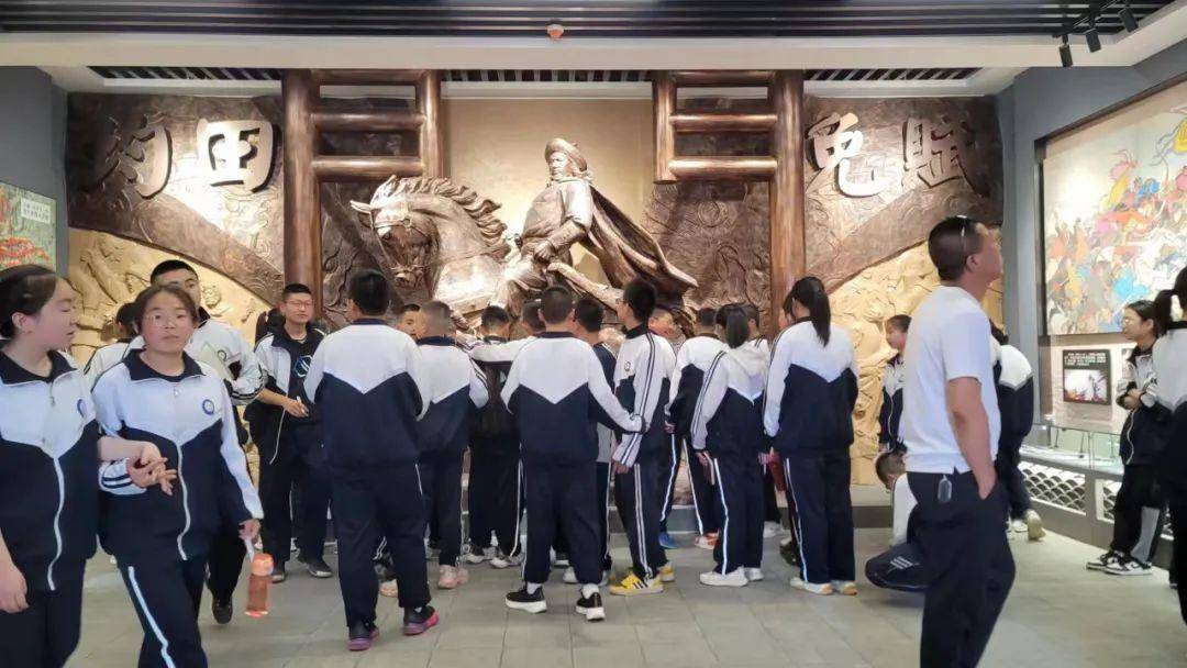 米脂县南关小学师生参观米脂县博物馆,李自成行宫.