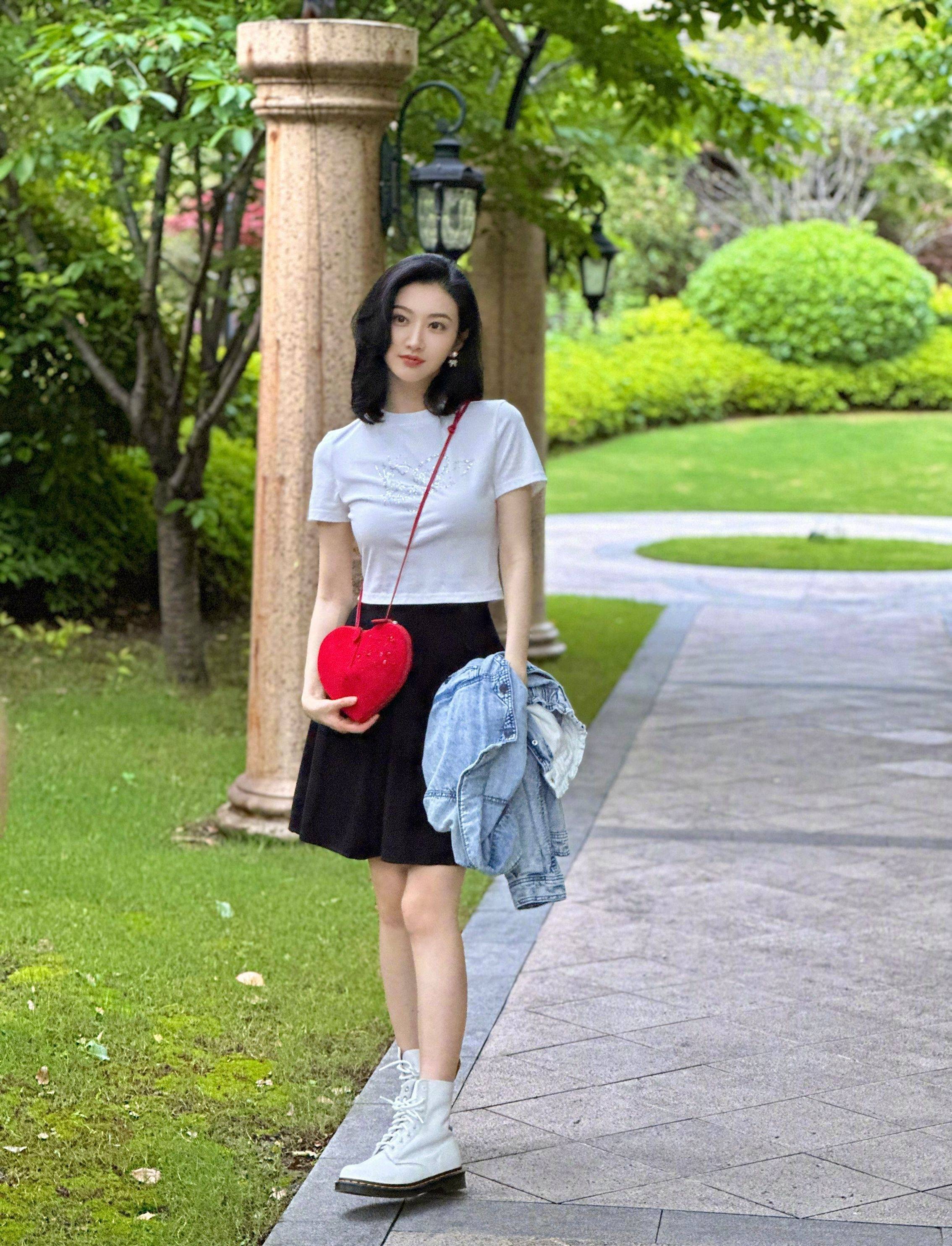 景甜黑色短裙悠闲居家风写真