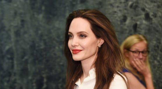 《沉睡魔咒2》上映,安吉丽娜绝世美颜的背后,隐藏着什么?