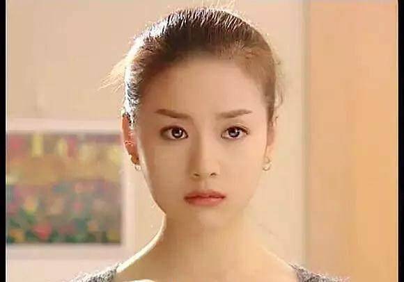 董洁出席活动又变样了,脸垮了嘴也越来越凸,网友:应该过的挺苦_时候