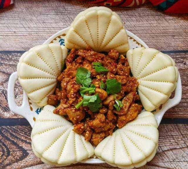 荷叶饼夹孜然羊肉_香菜_白芝麻_辣椒粉