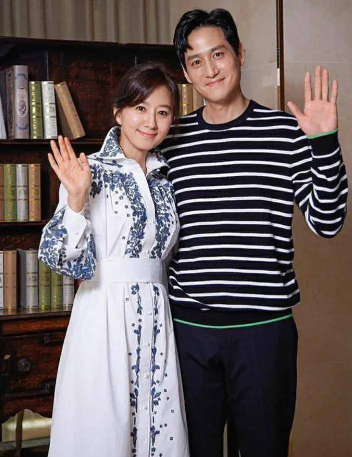 43岁朴海俊大学时期俊美照曝光,颜值可以眼神忧郁_演出_角色_李泰