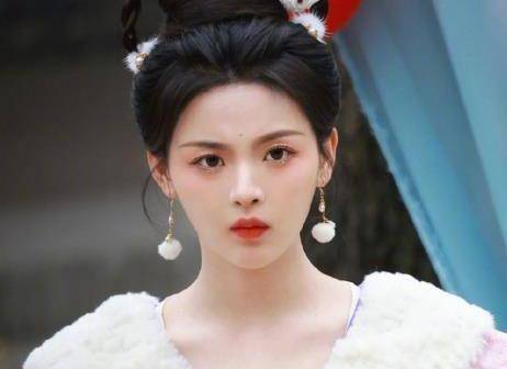 杨超越《漂亮的战斗》造型好可爱!穿古装像玉兔,新剧造型惊艳!