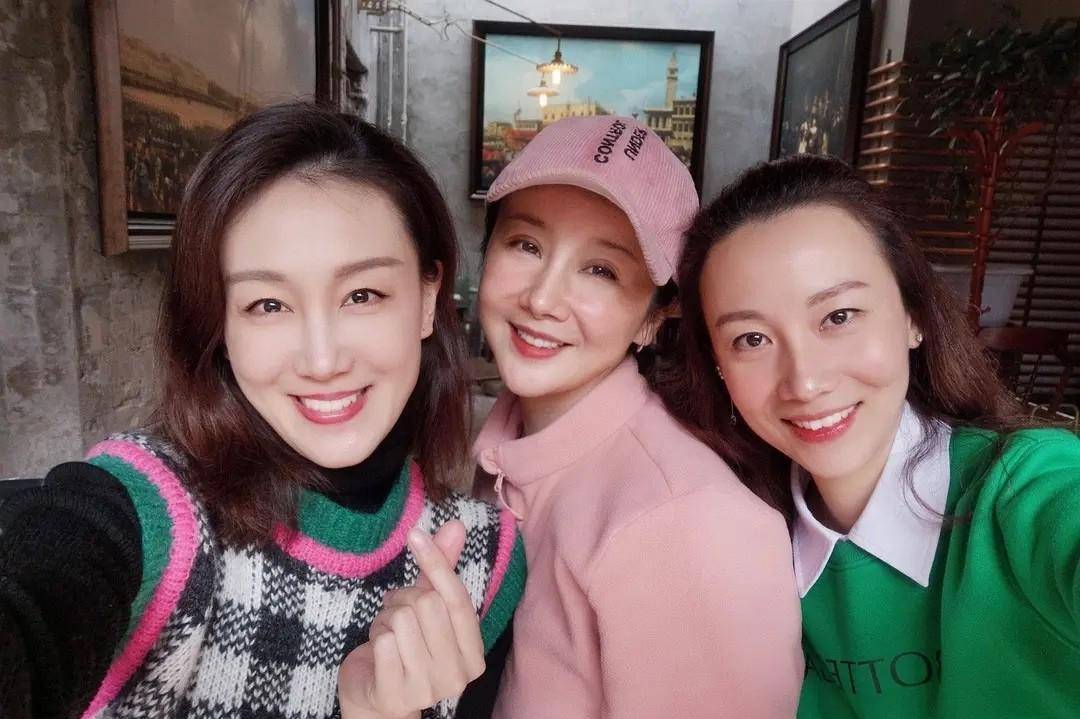 40岁孙菲菲颜值下滑,晒自拍撞脸"蔡明",网红感过分抢镜_五官_do_造型