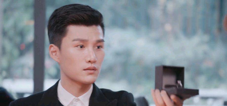 《海上繁花》何群飞:让你低到尘埃里的,不是爱_邹思琦_女友_原因