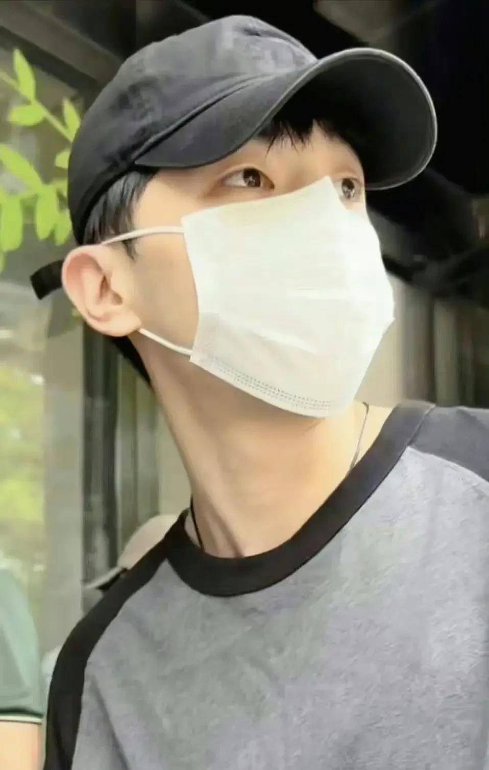 邓伦穿99元t恤参加发小婚礼,见镜头不再躲,怀里小孩身份惹人疑_感情