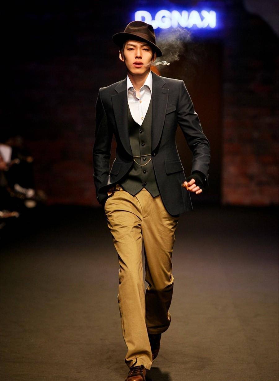 模特出身的金宇彬拥有188cm的骄人身高,高大修长的身形不但为他的演艺