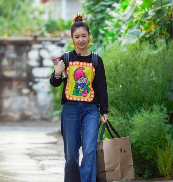 "眯着眼"的5厘米牛仔裤,林心如的丝袜风采,网友:不容易!