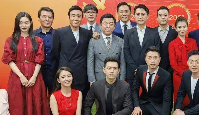 《破晓》后台照曝光,杨紫邓伦合体,穿民国装的杨洋却太显嫩了_宋轶