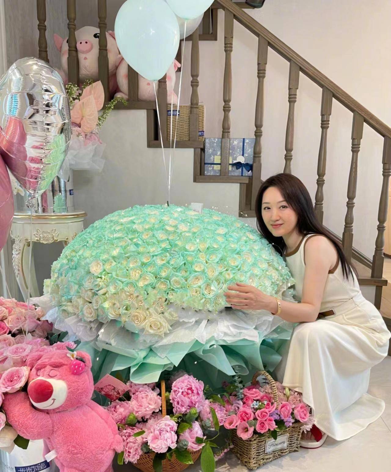 打劫行动免广告|杨钰莹晒52岁庆生照,穿一条白色无袖连衣裙,清新优雅