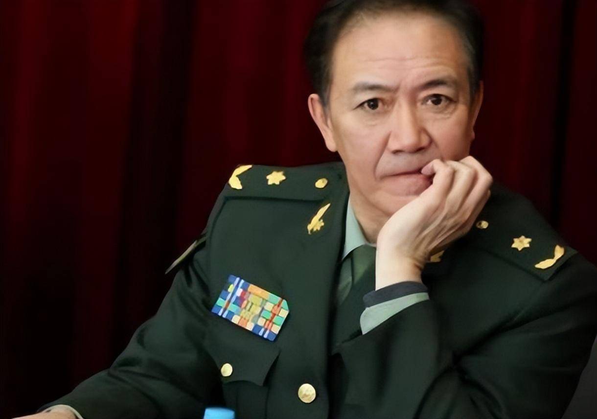李幼斌是地方著名演员,前前段时间,网友发现李幼斌身着军装站在天安门