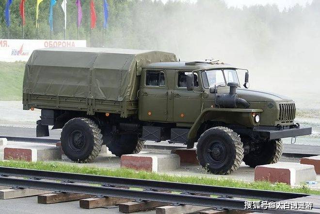 乌拉尔4320军用卡车图片