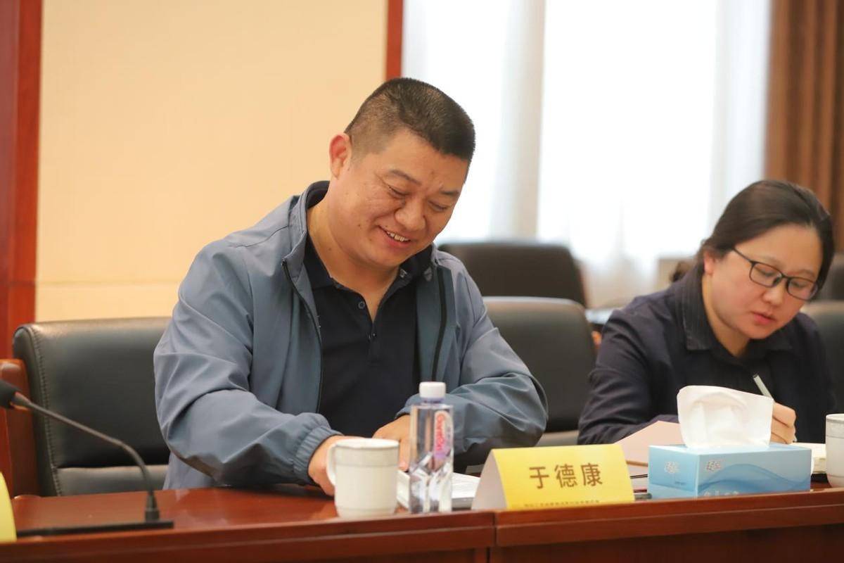 贵州普安县副县长于德康发言讨论"一片叶子富一方百姓.