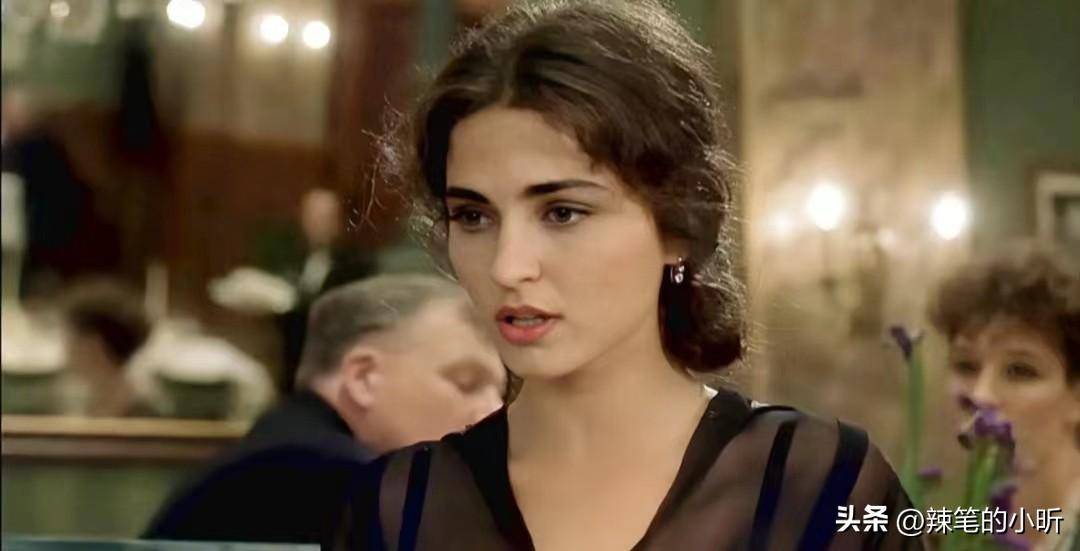 《布达佩斯之恋》的布景,服饰,色彩运用精细的还原有什么作用?