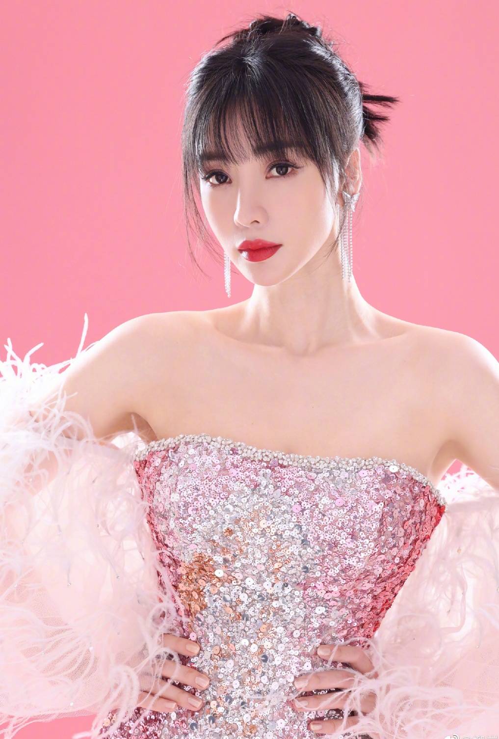 电影华表奖红毯:柳岩娇媚有致,景甜仙气十足,佟丽娅魔鬼身材_长裙