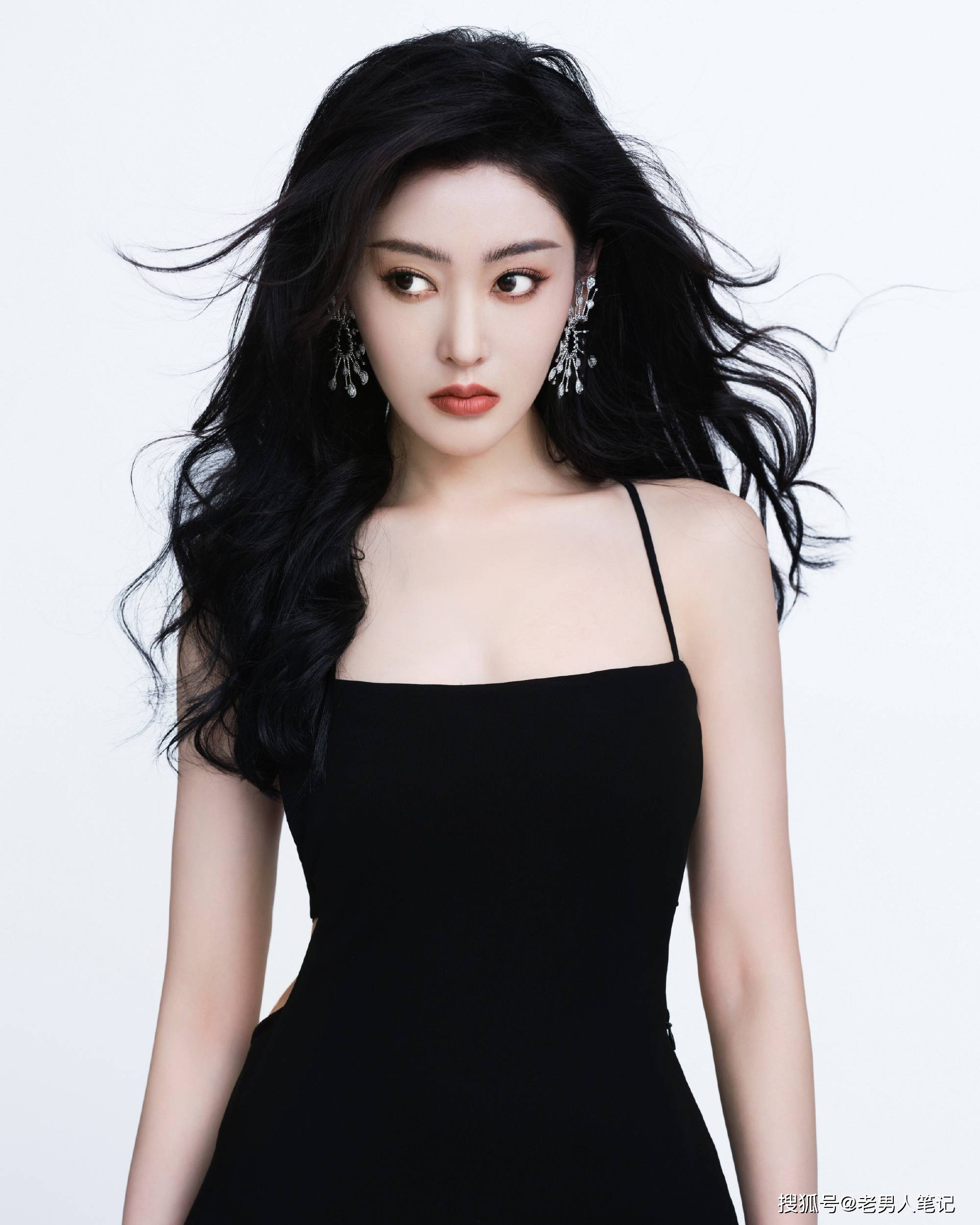 张天爱华表奖礼服证件照释出,黑与红明艳与酷美,你更喜欢哪个?