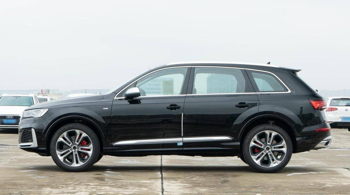 2022款"奥迪q7"正式进店,四种配置可选,起步价70.18万!