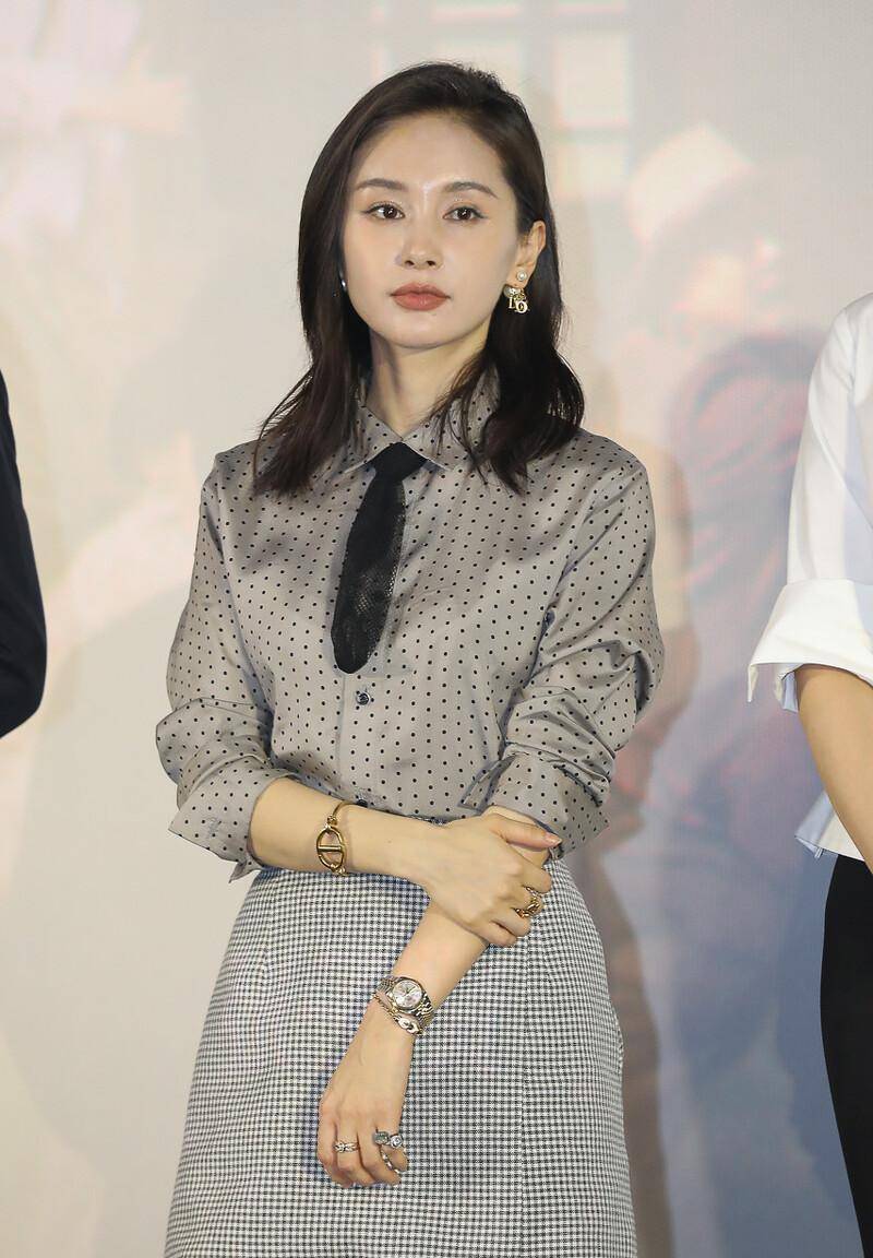 王子文个子虽小穿衣却"有一套",黑色套装气场一米八,真显高_连衣裙